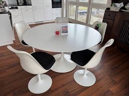 1 Knoll Tisch und 6 Eero Saarinen Tulip Stühle
