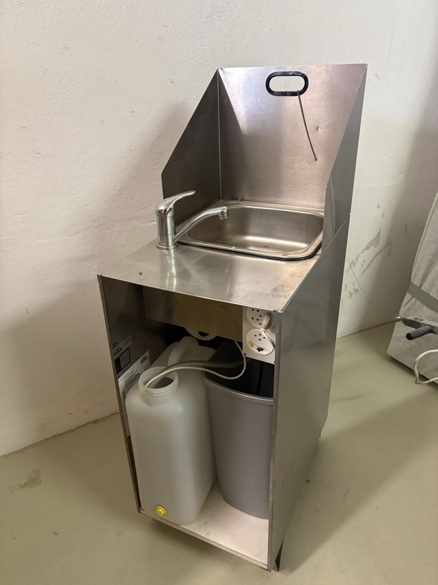 Spülbecken & Waschbecken: Mobiler Handwaschplatz – Gebraucht aus Zürich von Kekas