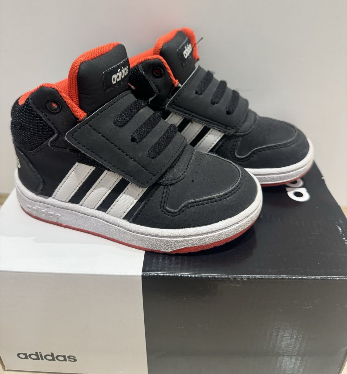Adidas Chaussures garçon: Adidas Kinderschuhe Grösse 25 – D'occasion à Kirchberg BE par _lb5t 1