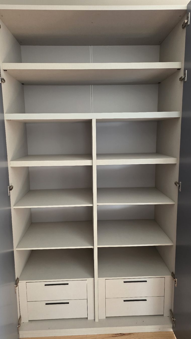 Schränke: A designer solid wood four-door gray wardrobe – Neu (gemäss Beschreibung) aus Zollikon von maj_wbl5 4