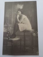 AK Foto Akt Frau um  Erotik Zigarette