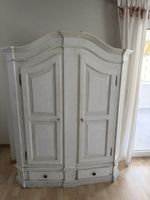 Antiker weisser Schrank 