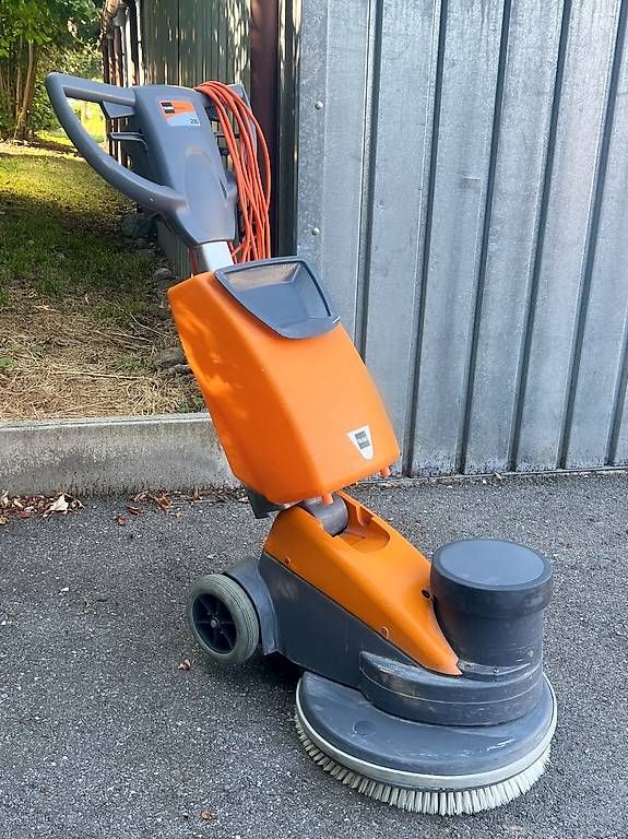 Toutes les machines: Taski ergodisc 200 ( wetrok cleanfix nilfisk numatic ) – D'occasion à Birr par Numer-01 2