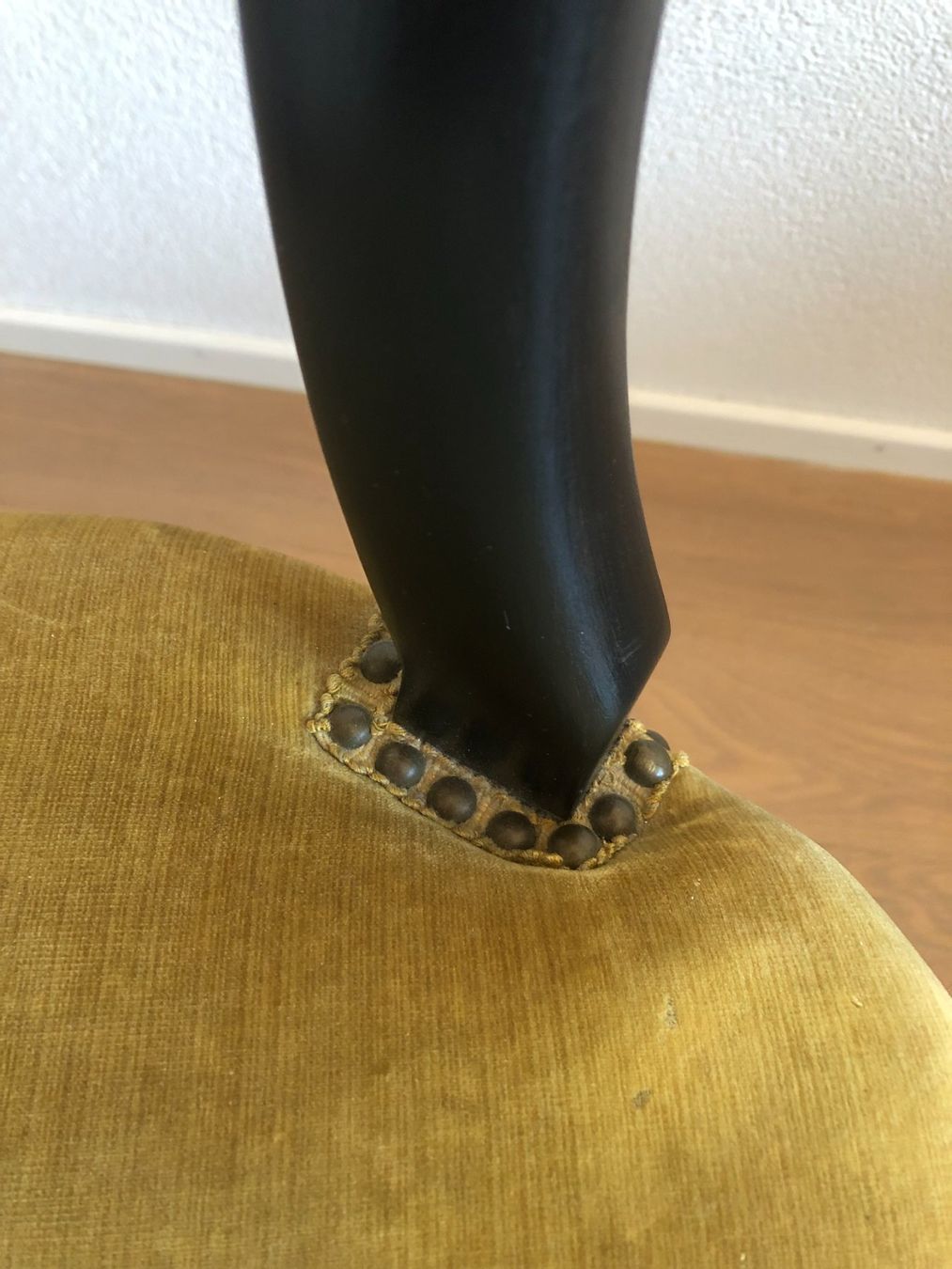 Stühle: Antiker Holzstuhl mit Velour-Stoff – Gebraucht aus Samstagern von TAAF 2