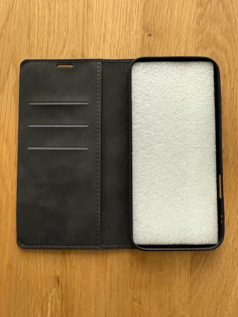 Topcase: IPhone 16 Pro Max Stand Flip Case Hülle – Nuovo (secondo la descrizione) da Bern venduto da Cze23 1