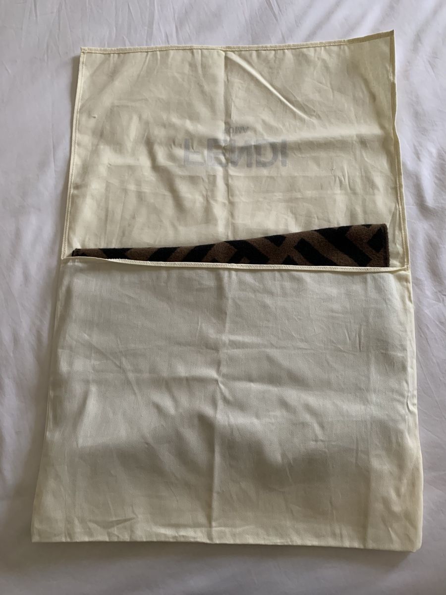 Fendi Foulard & Sciarpe: Écharpe Fendi neuve – Nuovo e nell'imballaggio originale da Gland venduto da TallyEva 4