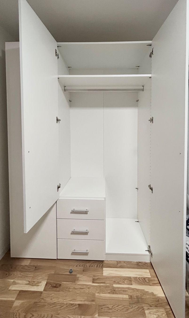 Schränke: Weisser Hochglanz‑Kleiderschrank – Neu (gemäss Beschreibung) aus Wallisellen von inf_m89s 1