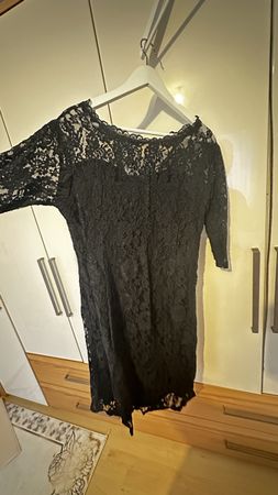 Schickes, schwarzes Spitzenkleid, ideal für den Herbst!