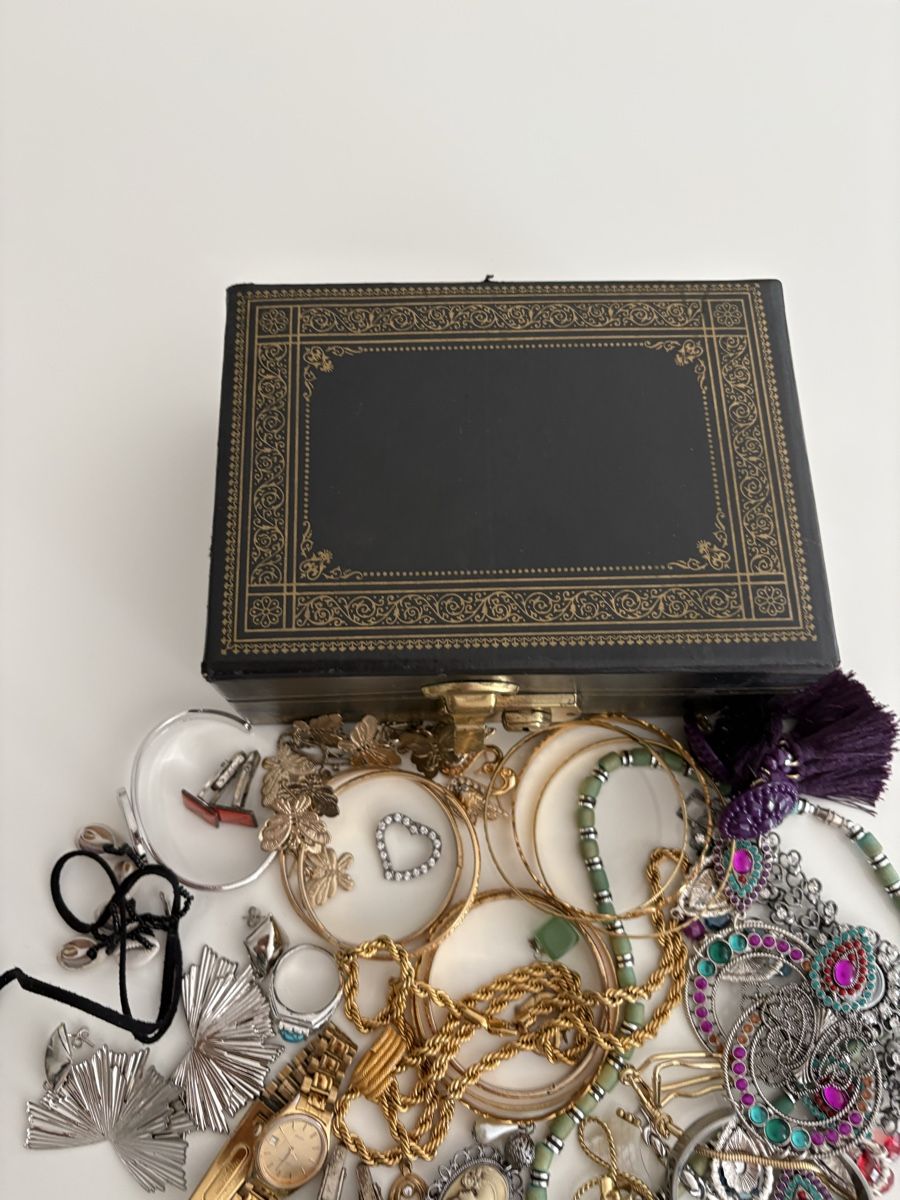 Autres bijoux: Schmuckschatulle mit viel Schmuck – D'occasion à Basel par tar92 2