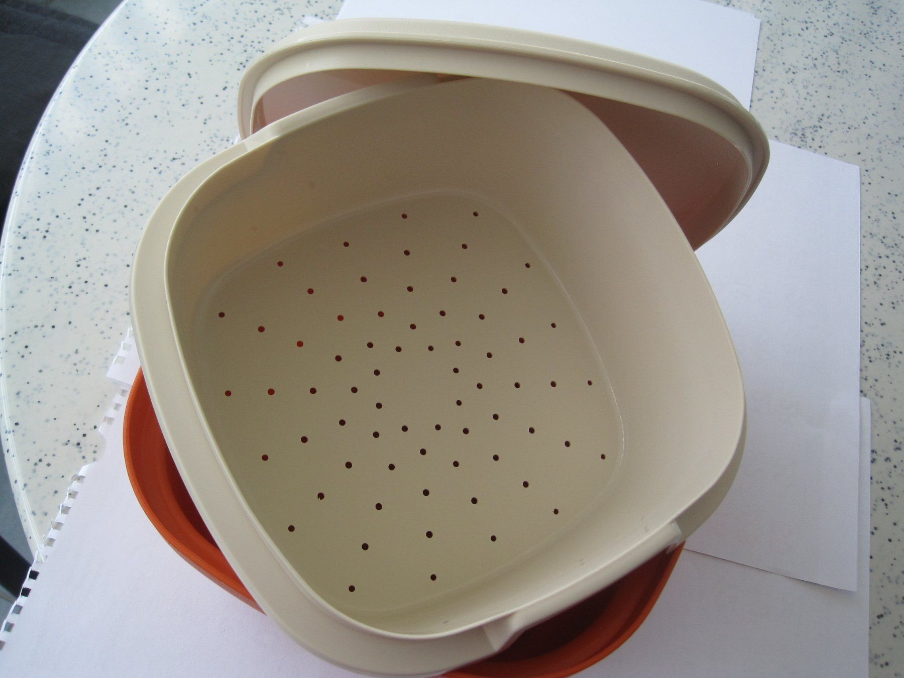 Tupperware Recipients et similaires: Tupperware Multi Server mit Siebeinsatz und Deckel – D'occasion à Schachen LU par moepsli5