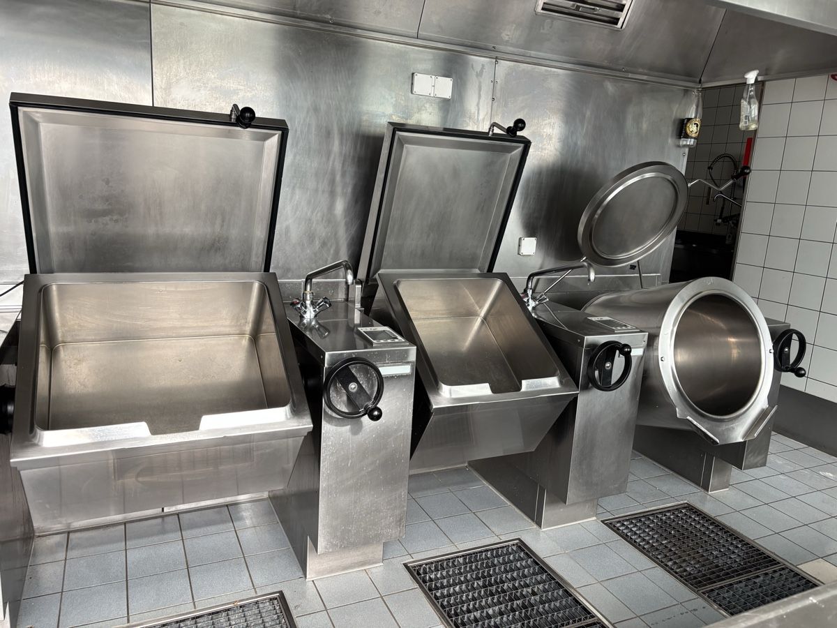 Küchengeräte: 2 Kipperpfannen und 1 Kochkessel – Gebraucht aus Dietikon von dia_y8y5 2