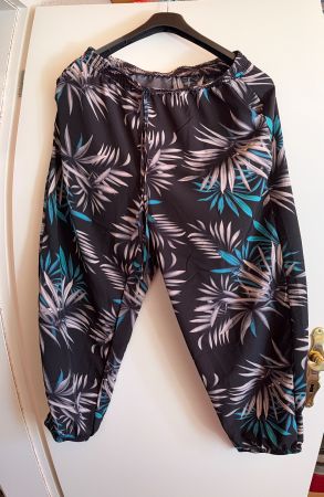 Damen Pluderhose schwarz mit Blattmuster Grösse 3XL
