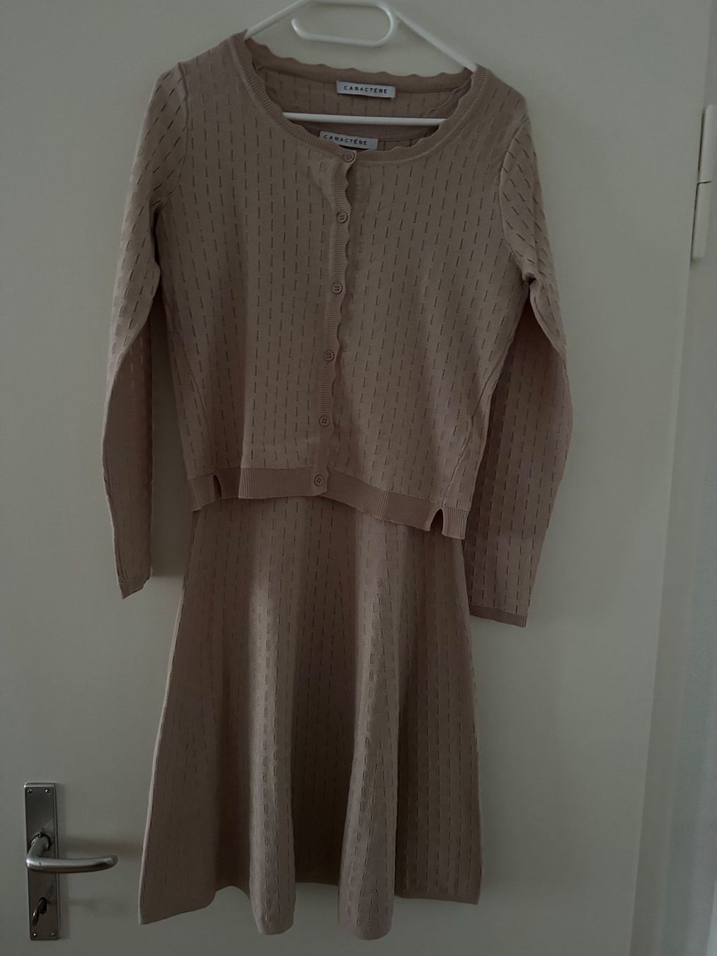Kleider: Caractère Kleid mit Cardigan hautfarben – Gebraucht aus Trimbach von Goldchild_8