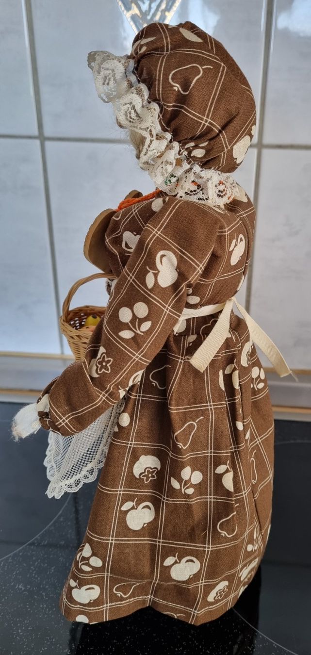 Figuren: Flasche mit spezieller Verkleidung "Träsch-Gritte" – Gebraucht aus Nottwil von Janny77 1