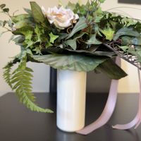 Schönes Blumengesteck mit Schleife, Kunstblumen und Vase