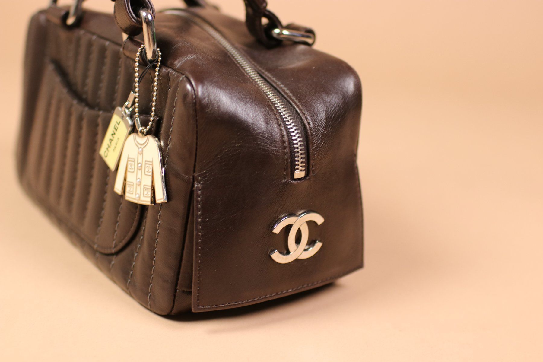 Chanel Borse da donna: RARE 2005 CHANEL Brown Leather Bowling Small handbag – Usato da Hombrechtikon venduto da BAZ-Vintage 5