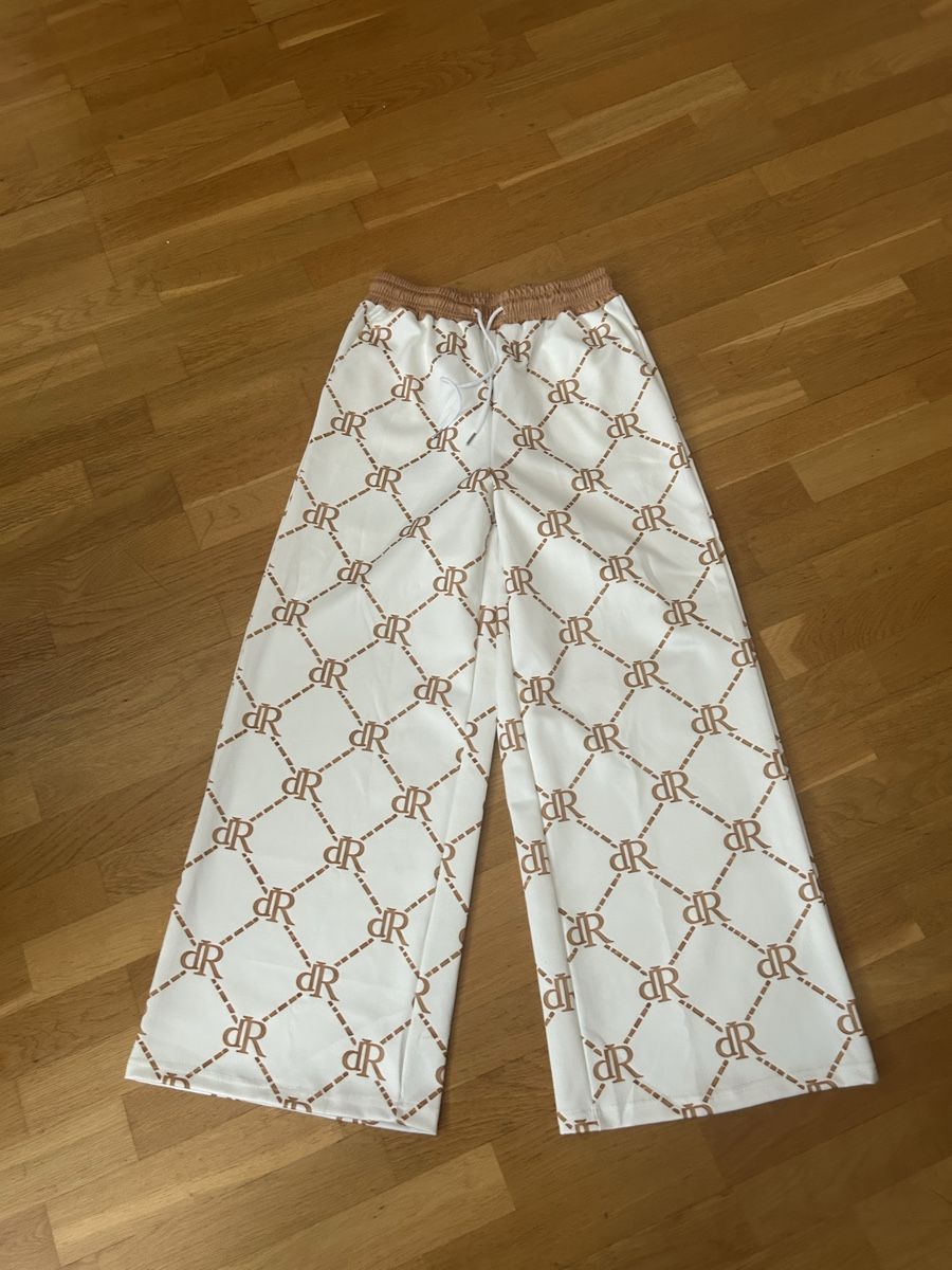 Pantaloni: Neue Trainerhose gr m  – Nuovo (secondo la descrizione) da Allschwil venduto da selake990673