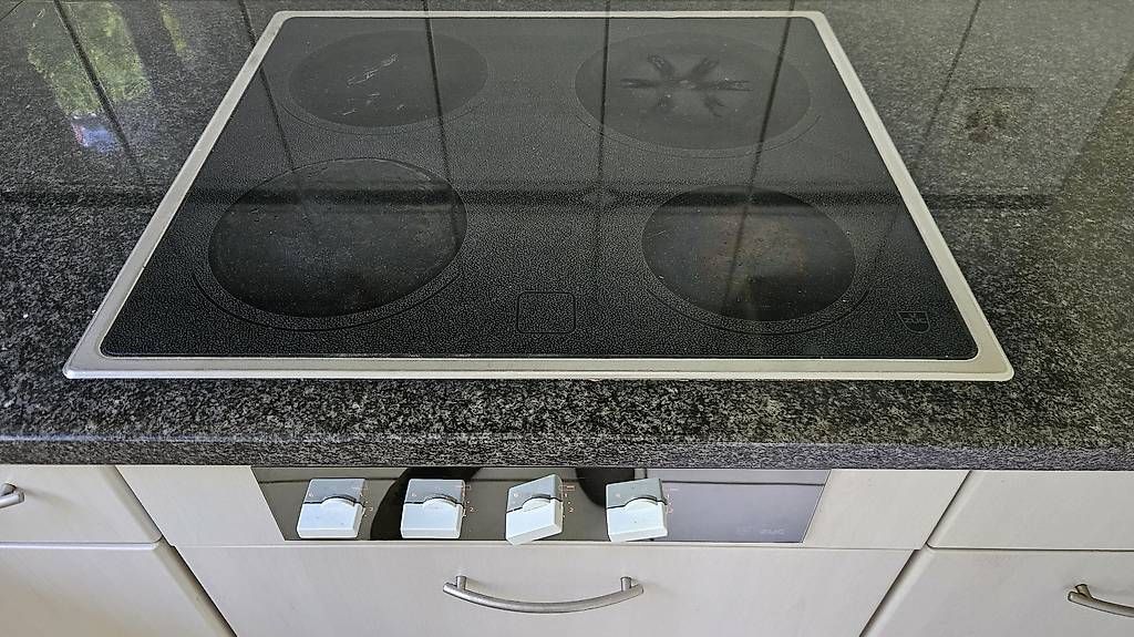 V-Zug Cucine complete: Einbauküche mit V-Zug Geräten – Usato da Oberengstringen venduto da peh_y7rj 3