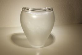 Vase design en verre dépoli, signé B/G Nonfoux, 1997
