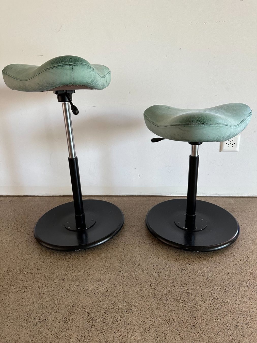 Sgabelli: Ergonomischer Stehhocker-Drehstuhl Stokke – Usato da Aarau venduto da vio_lrn7