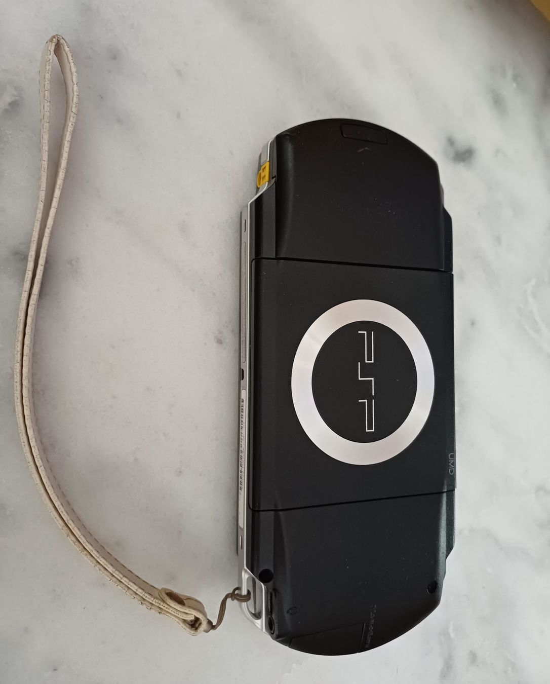Sony Console: Sony PSP 1004 Schwarz mit Ladekabel – Usato da campascio venduto da cipollino01 1