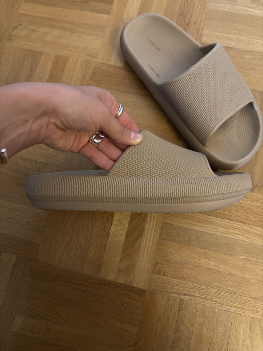 Scarpe da donna: Oysho Slides 38/39 – Usato da Zürich venduto da olgiolgi 1