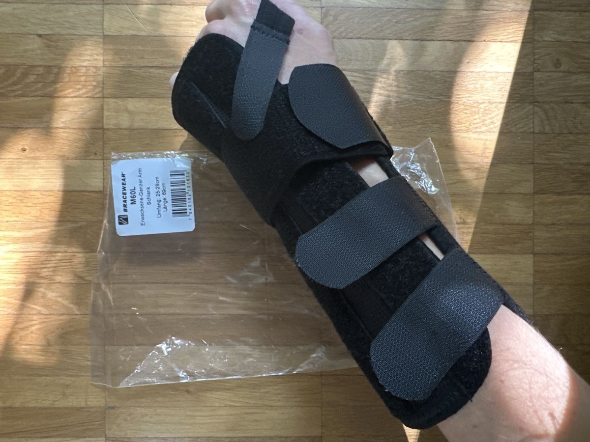 Supporti a parete: Schiene linke Hand – Nuovo e nell'imballaggio originale da Bülach venduto da and_ck9q 1