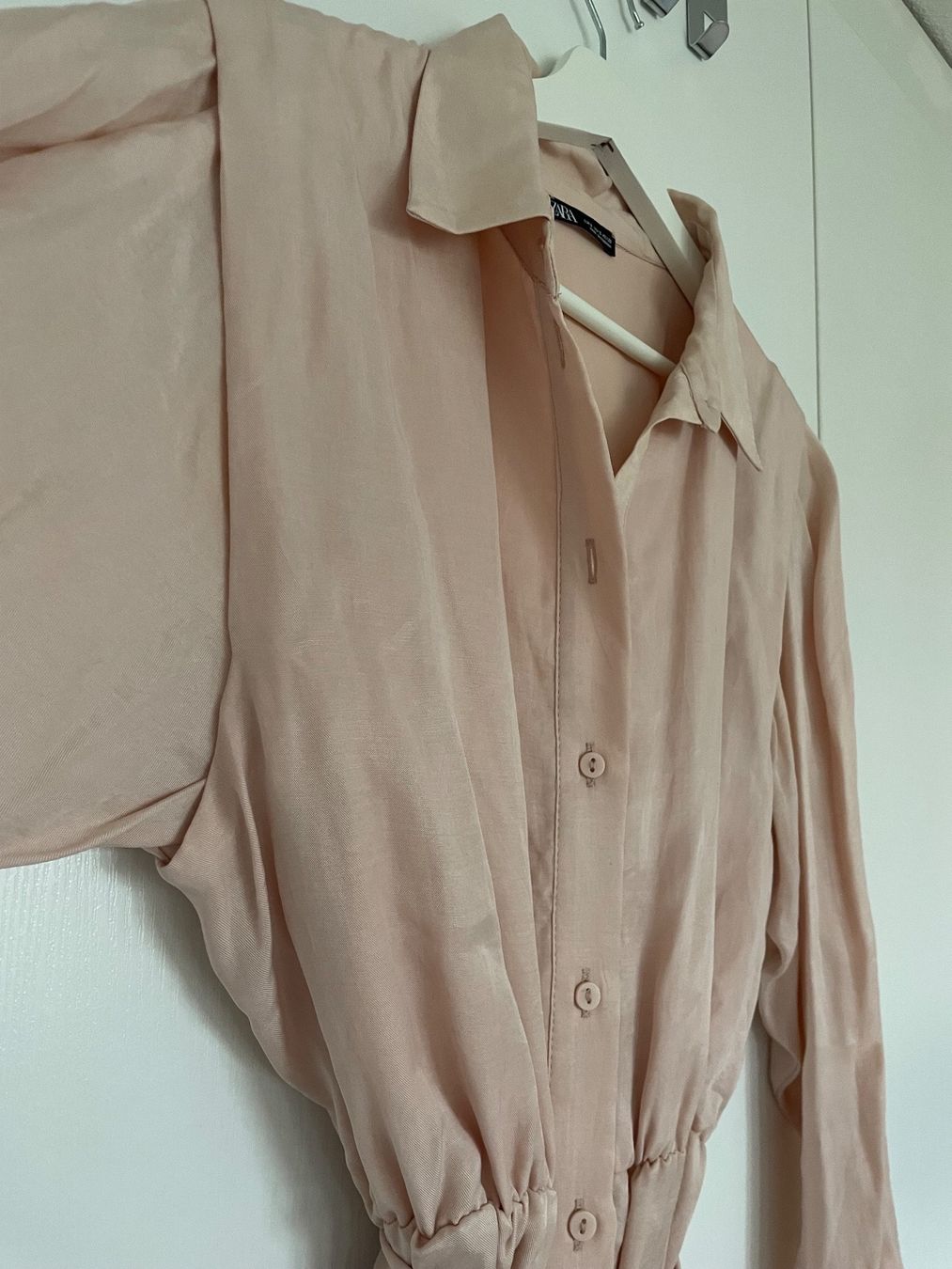 Zara Vestiti: Robe chemise satinée neuve, taille S – Nuovo (secondo la descrizione) da Châtelaine venduto da nan_j75j 5