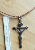 Silberfarbenes Kreuz mit Lederband - Zeitlos und Elegant!