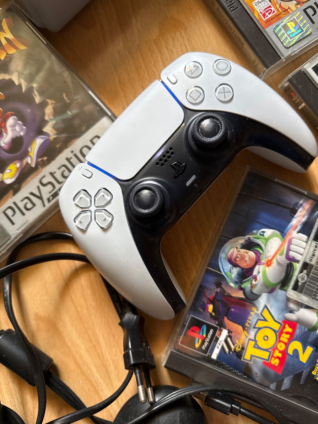 Sony Consoles: Console ps1 plus jeux et autres – D'occasion à St imier par sav_bjf9 1