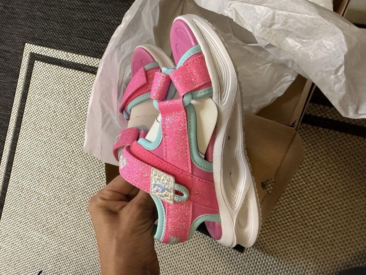 Chaussures filles: Neue Sketchers Sandalen – Neuf avec emballage d'origine à Oberuzwil par SaMa1986 2