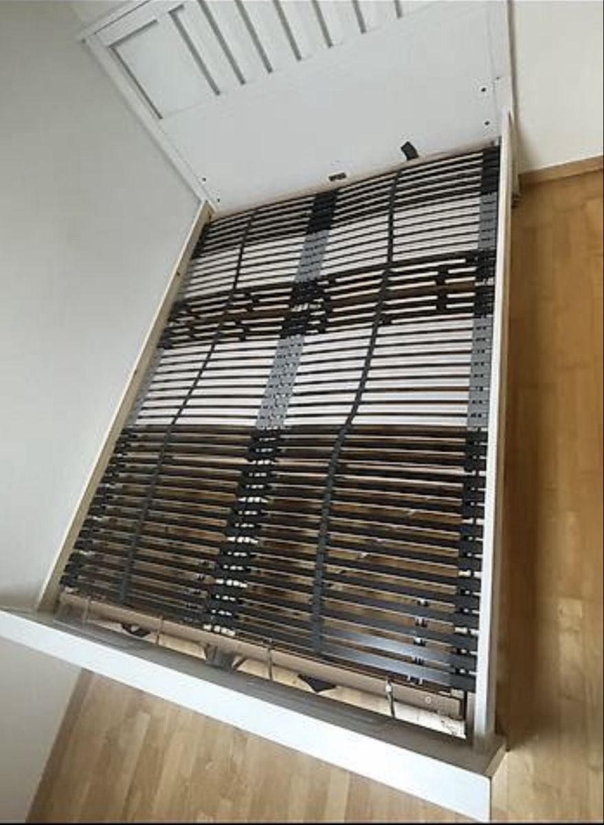 Lits: Bettgestell mit 2 verstellbaren Rost – D'occasion à Hombrechtikon par Hawaii12345 2