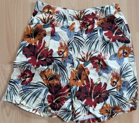 Sommerliche Shorts mit Blumenmuster, Grösse S, Top Zustand!