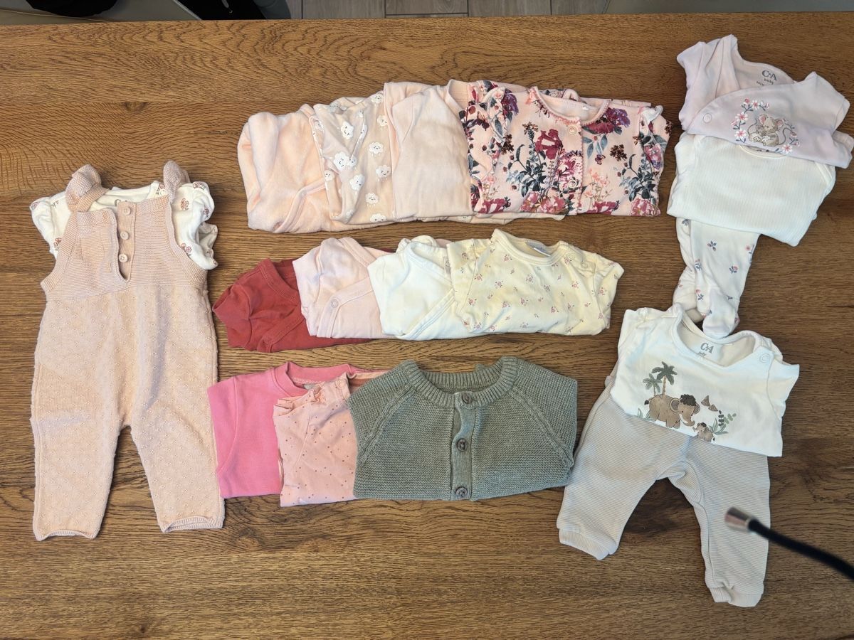 Kleiderpakete & -sets: Wunderschönes Mädchen Kleiderpaket Gr. 50/56 – Gebraucht aus Hinwil von hanni24