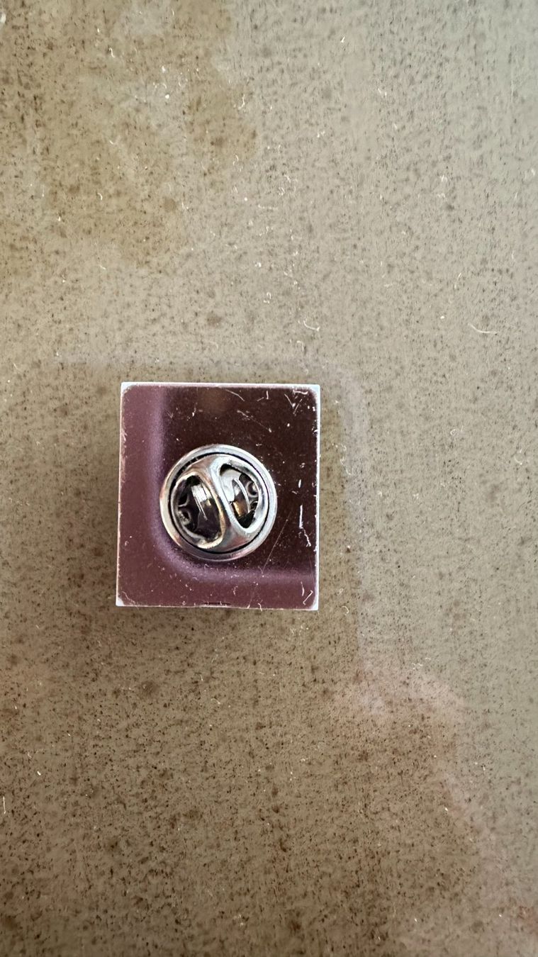Chanel Spille & Fermagli: Witzige Chanel-Anstecknadel, ideal für Jacken oder Pullover – Nuovo (secondo la descrizione) da Genève venduto da Mycollection 1