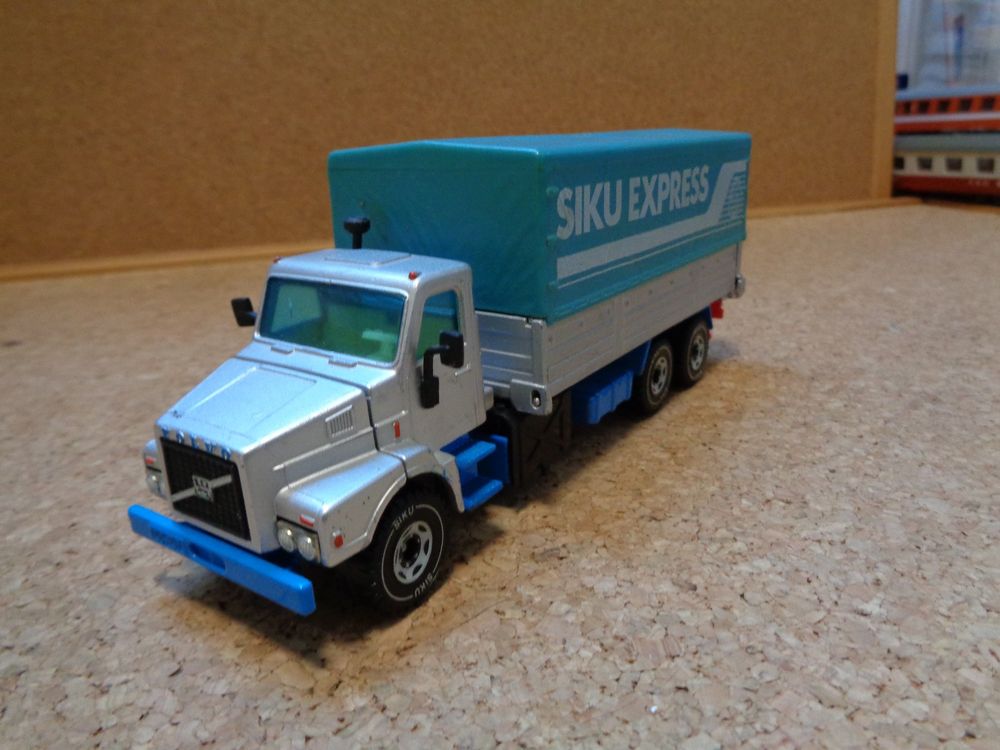 siku-2517-volvo-n-12-mit-plane-gebraucht-in-l-ufelfingen-f-r-chf-29