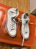 Weisse Converse-Schuhe