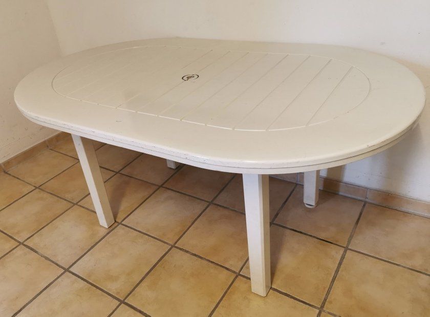 Tischset: Gartentisch oval mit 4 Stühlen – Gebraucht aus Wettingen von Biitel