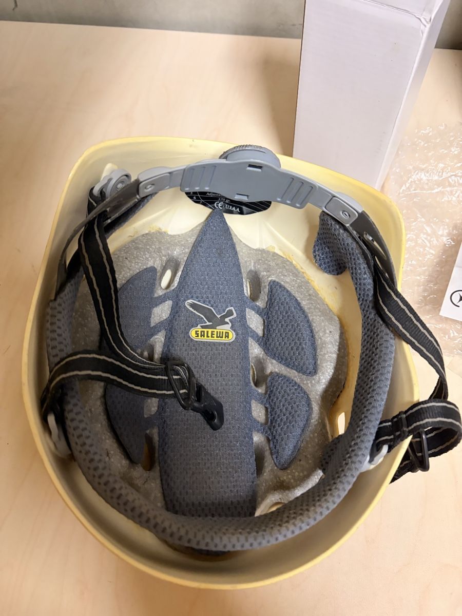 Salewa Helme: Kletterhelm salews – Gebraucht aus Naters von Headliner88 1