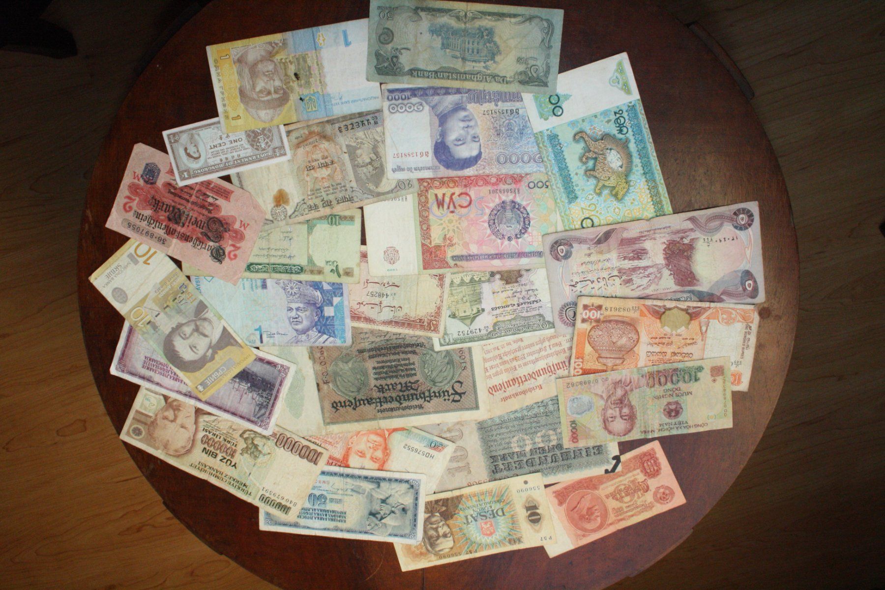 Banconote: Lot 10 - 25 Billets différents usés – Usato da Cormondrèche venduto da Hermes.monnaies