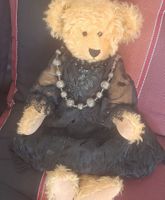 Künstler Teddybär mit Kleidung neuwertig Höhe 45 cm