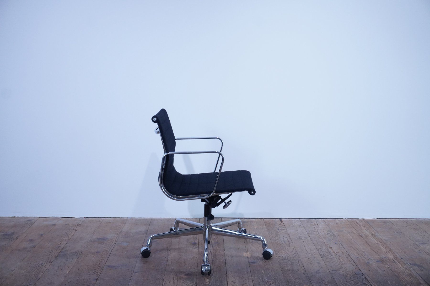 Vitra Sedie: Vitra Eames Alu Chair EA117 Hopsak nero – Usato da Bad Zurzach venduto da QLASSIQ 1