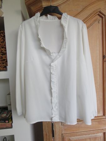 Neue weisse Bluse mit Rüschen, Gr. 48/50