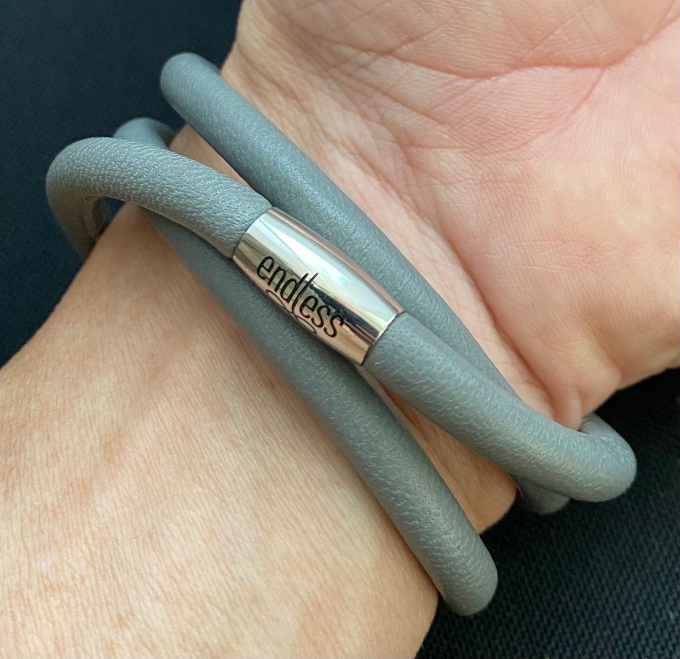 Bracciali & Braccialetti: Lederarmband 60cm, Verschluss magnetisch, grau – Usato da Reichenburg venduto da Noxima 1