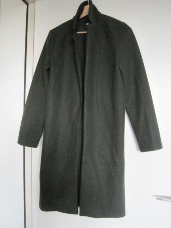 DUNKELGRÜNER MANTEL GR. S VON ZARA