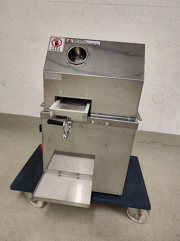 Elettrodomestici da cucina: Sugarcane Juice Press Machine 800W 220V – Usato da Oberarth venduto da mar_v5zm