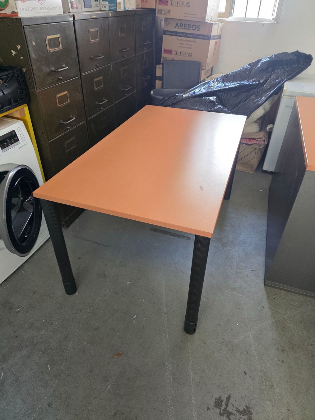 Scrivanie: Tisch mit schwarzen Metallbeinen. – Usato da Allschwil venduto da Jjuerg