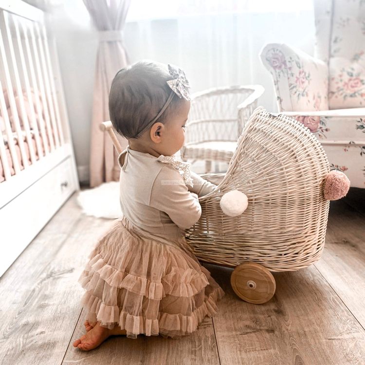 Puppenwagen: Weidenwagen für Puppen Handgefertigt weiß mit Kissen Decke – Neu und originalverpackt aus Affeltrangen von b.fly. 5