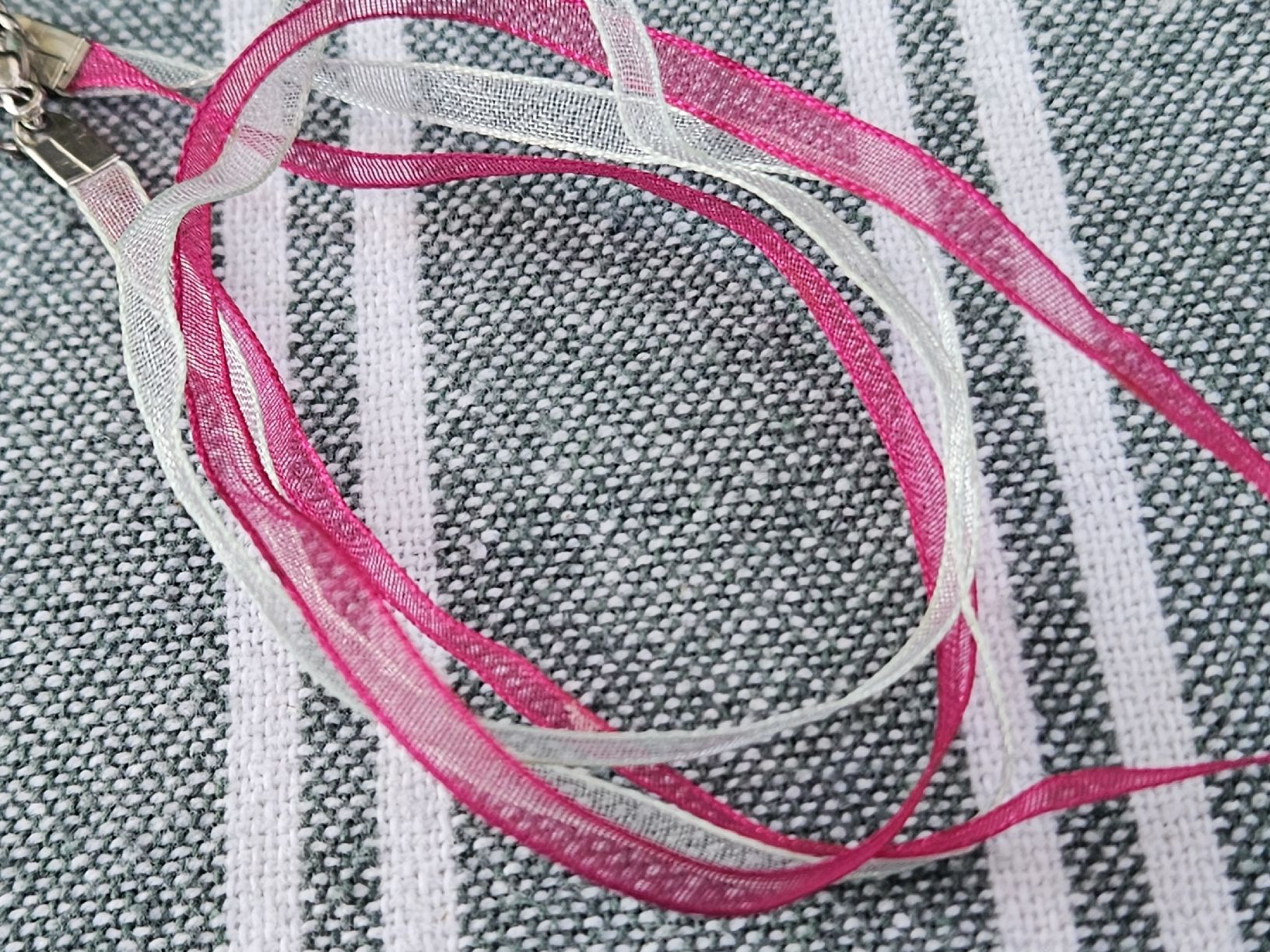 Catenine: Halsband Bändchen pink weiss – Usato da Wettingen venduto da Sk8ertomda 3