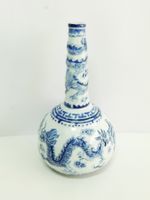 Chinesische Porzellanvase mit Drachenmuster, blau-weiss